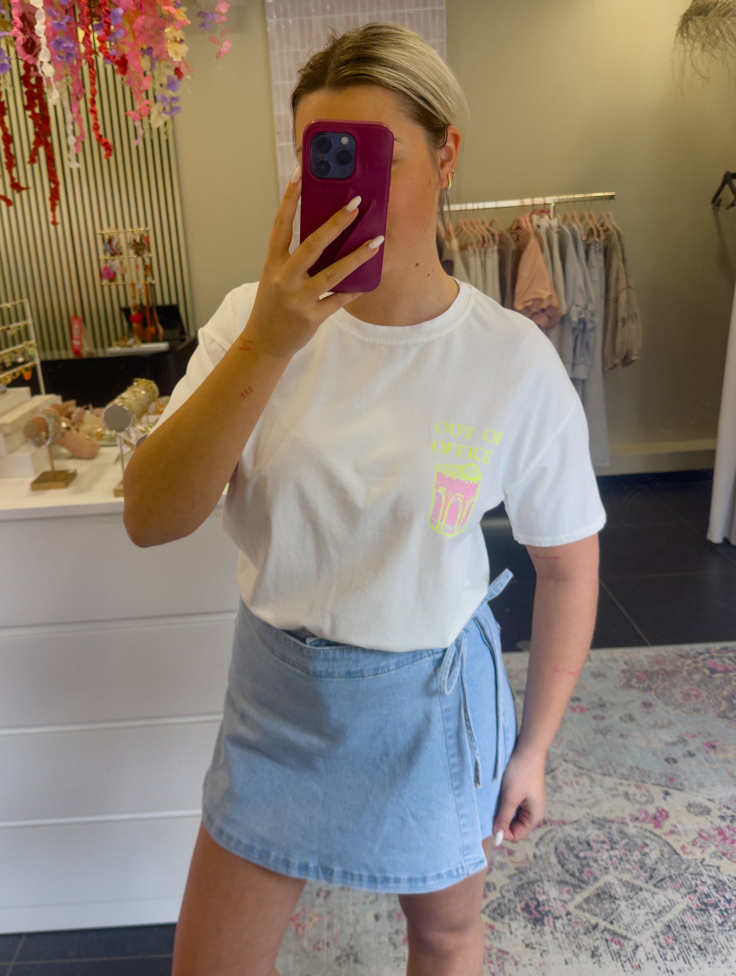 T-shirt Out Of Office wit