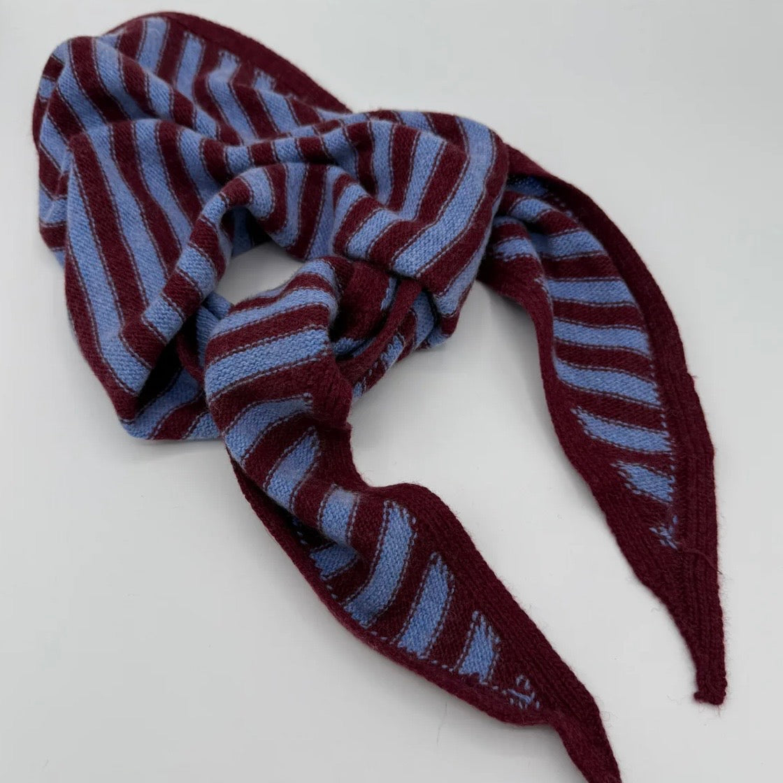Striped triangle scarf - bordeaux & blauw
