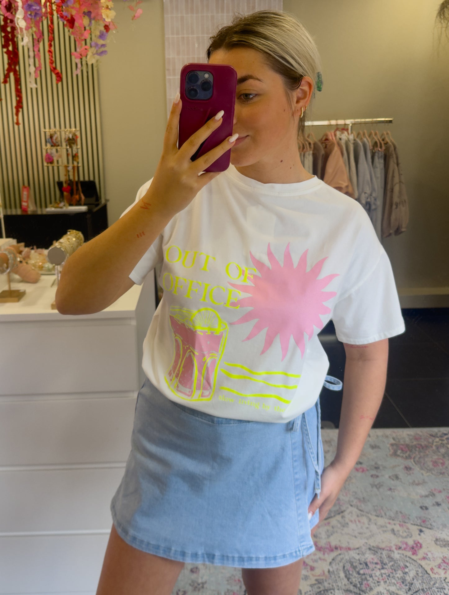 T-shirt Out Of Office wit