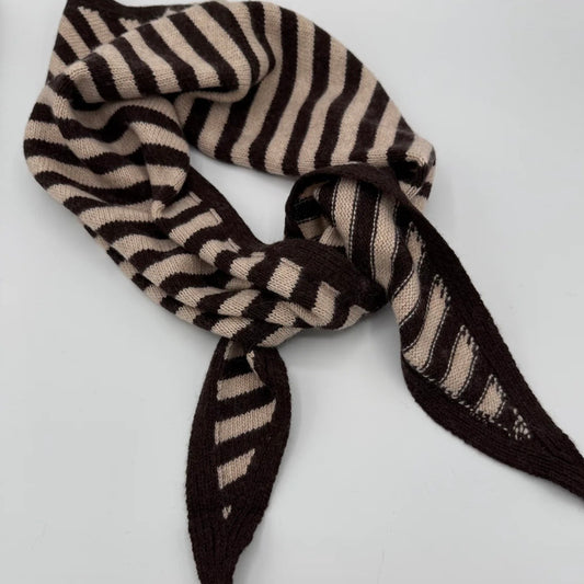 Striped triangle scarf - bruin & ecru